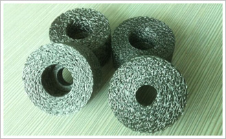 絲網(wǎng)沖壓墊用高強(qiáng)度不銹鋼絲，機(jī)械沖壓成型，具有較高強(qiáng)度及整體鋼性，透氣性佳，具有優(yōu)良的過(guò)濾精度、過(guò)濾阻抗、機(jī)械強(qiáng)度、耐磨性、耐熱性、耐寒性，對(duì)抗壓強(qiáng)度要求及過(guò)濾精度要求均一的過(guò)濾尤為理想，清洗容易、裝